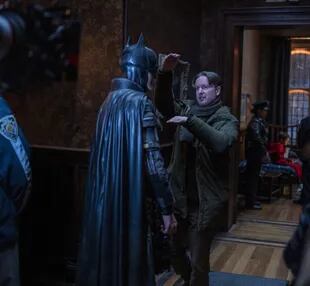El director Matt Reeves (que acaba de revelar el lugar del Guasón en la historia), junto a Robert Pattinson como Batman en un alto del rodaje