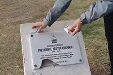 Repudian la vandalización de una placa homenaje a Néstor Kirchner