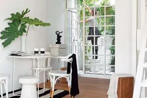 La transformación que hizo de esta mini casa el oasis blanco de una diseñadora