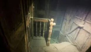 El sector de las escaleras, con las puertas de madera intactas