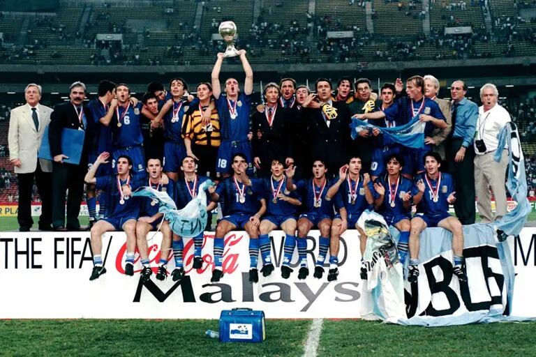 Malasia 1997: Scaloni con la copa tras vencer a Uruguay en la final Sub-20;  25 años después serán rivales por los 90 minutos en la Bombonera