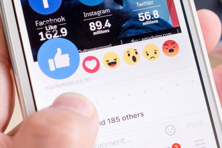 Las reacciones a mensajes, ya presentes en Facebook, Instagram y otros mensajeros, podrían llegar también a WhatsApp