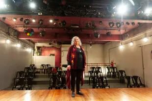 La directora Silvia Copello, en la sala del Teatro del Pasillo, con la distribución según el aforo reducido