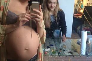 Antes de dar a luz, la actriz se sacó una selfie de su panza junto a una de las protagonistas de Girls