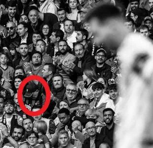 La imagen que se viralizó en las redes sociales sobre la imagen de Maradona en medio de la tribuna