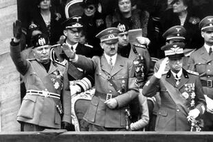 Benito Mussolini, Adolf Hitler y el rey Victorio Emanuel III durante un acto nazifascista