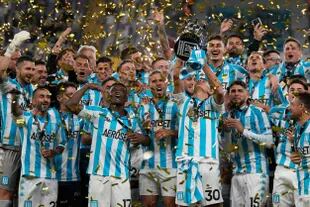 El plantel de Racing Club festeja la Supercopa Internacional luego de vencer a Boca en la final