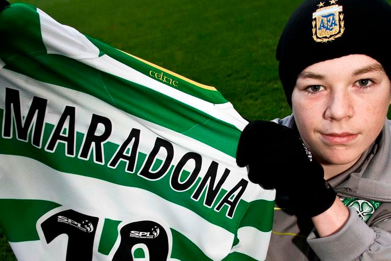Adam, a los 13 años; en 2021 retiene en su habitación un ejemplar igual al de la camiseta de Celtic que obsequió a Maradona en nombre de su club.