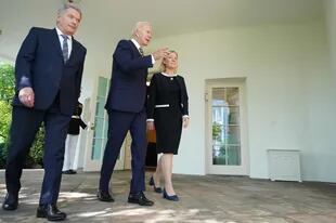 Joe Biden, Magdalena Andersson y Sauli Niinistö, en la Casa Blanca. (Photo by MANDEL NGAN / AFP)