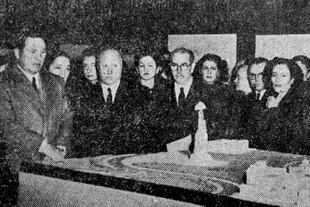 El general Perón frente a la maqueta de la obra. El hombre de lentes es el escultor, Leone Tommasi