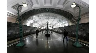 Una vista interior de la estación de metro Slavyansky Bulvar en Moscú, Rusia