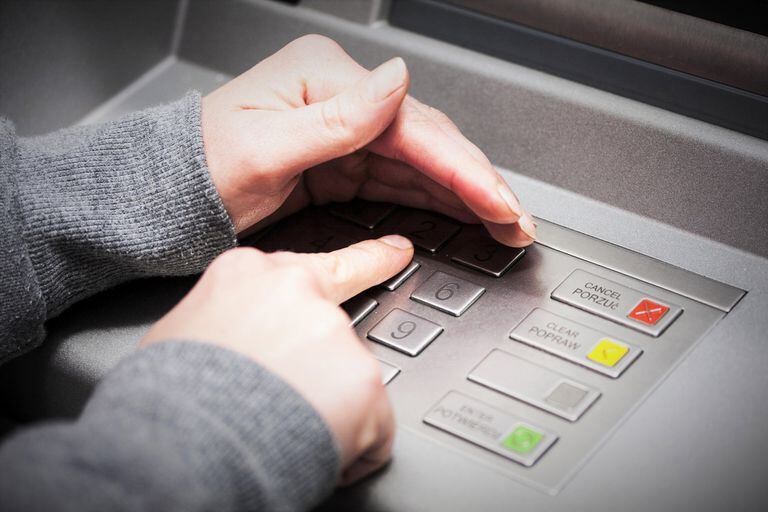 Crean un sistema que puede adivinar el ingreso del PIN del cajero automático