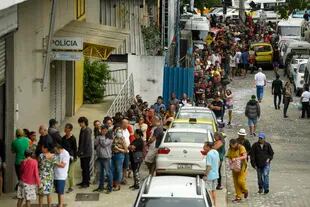 Votantes hacen fila en un colegio electoral durante las elecciones generales en Río de Janeiro, Brasil, el domingo 2 de octubre de 2022. (Foto AP/Matias Delacroix)