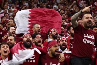 La hinchada qatarí en el partido inaugural del Mundial de Qatar 2022 ante Ecuador 