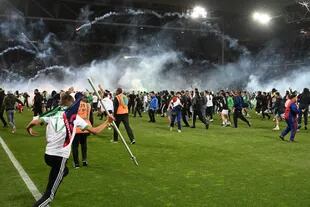 Auxerre bat Saint-Étienne.  Les fans de ce dernier ont envahi le terrain et attaqué les joueurs adverses et se sont affrontés avec la police.