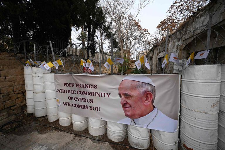 Un afiche del Papa, cerca de la zona de seguridad de Naciones Unidas en Nicosia
