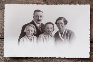 Alberto Rahm, Carolina Kromer y sus hijos mayores, Katy y Yoky.