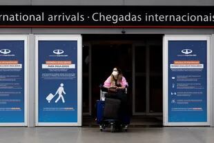 Camila Garcia llegó en un vuelo proveniente de Madrid; el ingreso de pasajeros del exterior preocupa por la propagacion de la variante delta