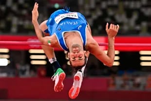 El italiano Gianmarco Tamberi saltó 2,37 metros para compartir el oro en salto en alto