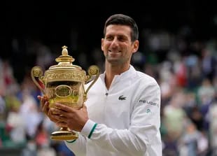 Una postal de hace un años: Novak Djokovic sostiene el trofeo de campeón después de derrotar al italiano Matteo Berrettini en la final de 2021