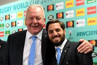 Agustín Pichot con Bill Beaumont, el hombre que lo venció por 28-23 y seguirá como presidente de World Rugby