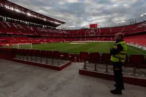 España: hinchas virtuales y policías aburridos, la nueva normalidad del fútbol
