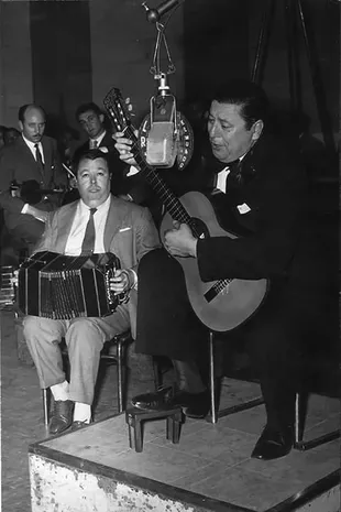En 1960, con Atahualpa Yupanqui en radio El Mundo