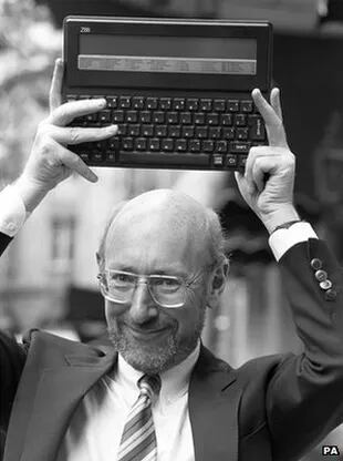 Clive Sinclair con una Z88 durante la presentación de ese modelo