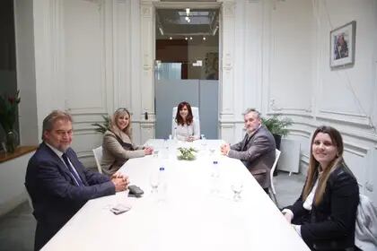 Cristina Kirchner se reunió con los senadores santafesinos Marcelo Lewandowski, María de los Ángeles Sacnun, Roberto Mirabella y Magui Mastaler.