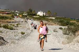 Las impactantes imágenes de los incendios en la isla de Rodas que obligaron a evacuar a miles de turistas