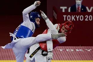 Jack Woolley compitió con el argentino Lucas Lautaro Guzmán (azul) en la ronda eliminatoria masculina de taekwondo de -58 kg durante los Juegos Olímpicos de Tokio 2020 en el Makuhari Messe Hall de Tokio el 24 de julio de 2021