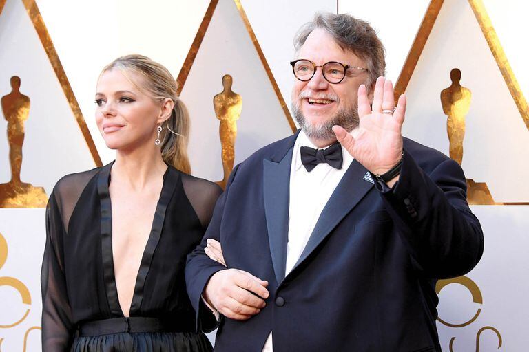 alfombra roja Del Toro y Kim Morgan, su pareja, en los Óscar de 2018.