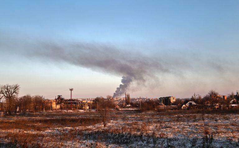 El humo se eleva después de un bombardeo en Soledar, el lugar de fuertes batallas con las fuerzas rusas en la región de Donetsk, Ucrania, el domingo 8 de enero de 2023.