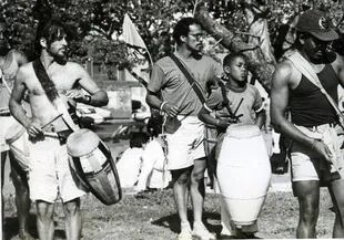 Tiempos felices para Angel (izq) y José (centro): tocando los tambores de candombe en el Parque Lezama