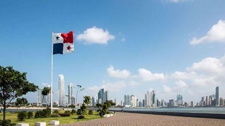 23-06-2019 Panamá ciudad con bandera CENTROAMÉRICA PANAMÁ POLÍTICA TWITTER