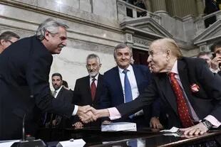 Carlos Menem saluda a Alberto Fernández el pasado 1° de marzo en el Congreso. El presidente tiene un trato cordial con su antecesor.