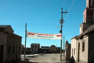 Un pasacalles colgado en 2007 en el pueblo de Pampa Aullagas que asegura que se está ingresando en la capital de la Atlántida
