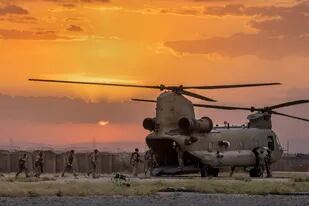 25-05-2021 Soldados del Ejército de EEUU abordan un helicóptero Chinook CH-47 mientras parten de un puesto de combate remoto conocido como RLZ, cerca de la frontera turca en el noreste de Siria. POLITICA JOHN MOORE