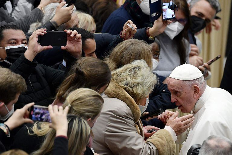 El Papa saluda a los fieles tras su primera audiencia general de 2022