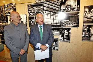 Jorge Telerman, director del Complejo teatral de Buenos Aires, con Norberto Frigerio, Director de Relaciones Institucionales de SA La Nación, en la inauguración de la muestra fotográfica 
