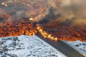 Una nueva erupción volcánica pone en alerta a Islandia: evacúan una zona turística por el avance de la lava