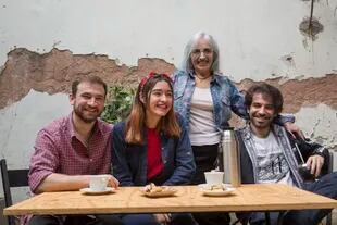 Paula junto a Vero, Lucas y Mateo, en su casa de la ciudad de Buenos Aires