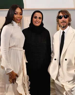 Naomi Campbell, la jequesa y el diseñador y director creativo de Valentino Pierpaolo Piccioli en la exhibición “Forever Valentino“, en el Centro de Innovación y Diseño M7 en Msheireb Dowtown Doha. La firma de alta costura fue comprada por la familia real qatarí en 2012