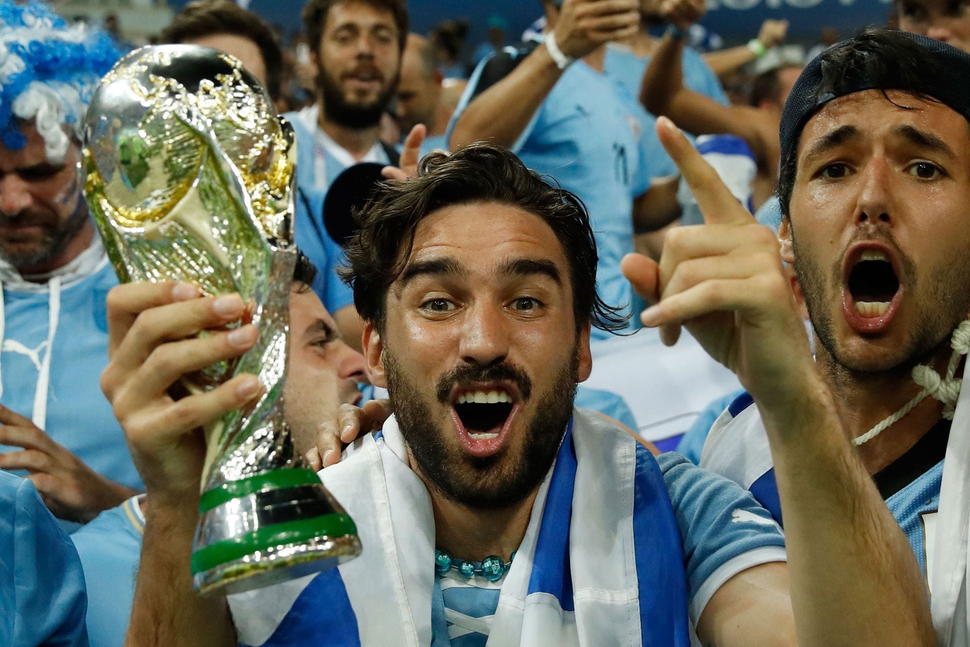 Los hinchas argentinos hinchan por Uruguay en el Mundial, unn fenómeno que jamás sucedería a la inversa.