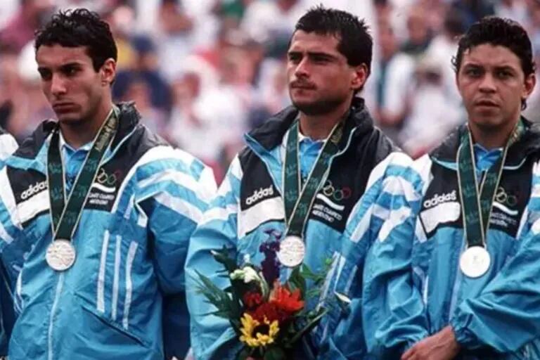 Gustavo, Marcelo Delgado y Gallardo, en la premiación de los Juegos Olímpicos de Atlanta 1996; "Marcelo es un técnico top", analiza López