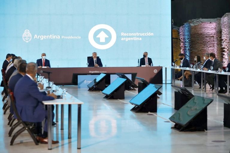 El ministro de economía, Martín Guzmán, y el presidente Alberto Fernández esta tarde en la Casa Rosada, junto a gobernadores