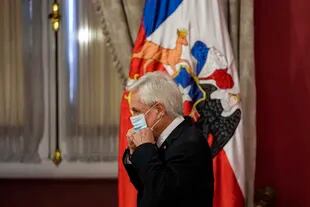 El presidente de Chile, Sebastián Piñera, luego de anunciar un estado de emergencia en las regiones sureñas de La Araucanía y Biobío, en el palacio presidencial de La Moneda en Santiago, Chile, el martes 12 de octubre de 2021. (AP Foto/Esteban Felix)