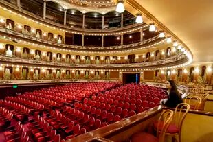 Ampuloso y refinado, el Teatro Avenida es un orgullo de la ciudad de Buenos Aires con esencia española