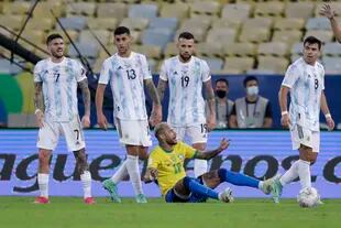 Un clásico: Neymar en el suelo; lo circundan Rodrigo De Paul, Cristian Romero, Nicolás Otamendi y Marcos Acuña.