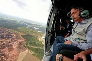 Derrame en Brasil: Bolsonaro sobrevoló la zona y buscan a 354 desaparecidos